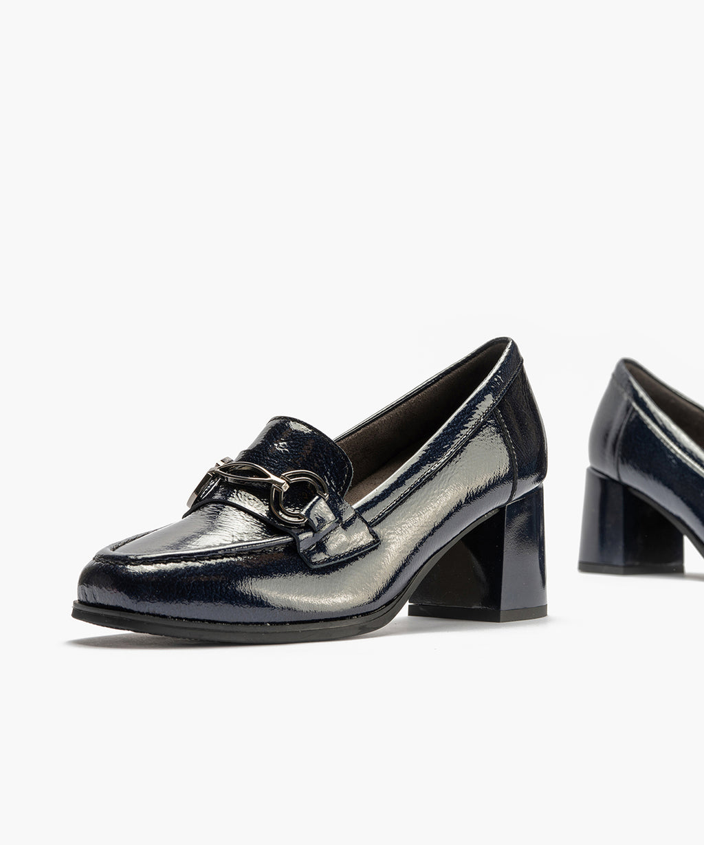 Mocasín en Charol con adorno de mujer color marino