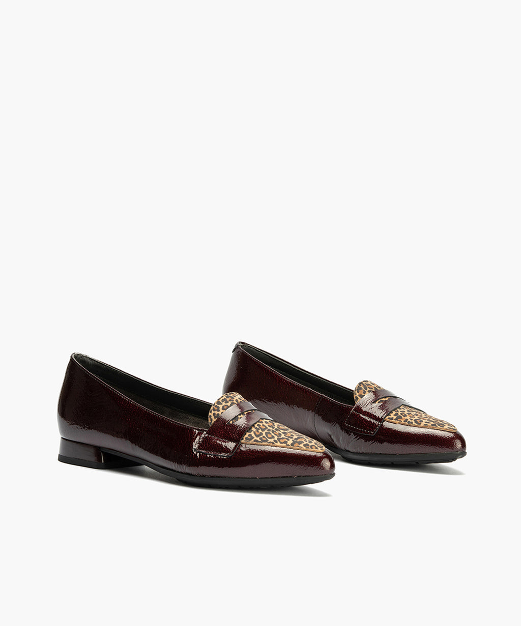Mocasín Combinado con leopardo de mujer color burdeos