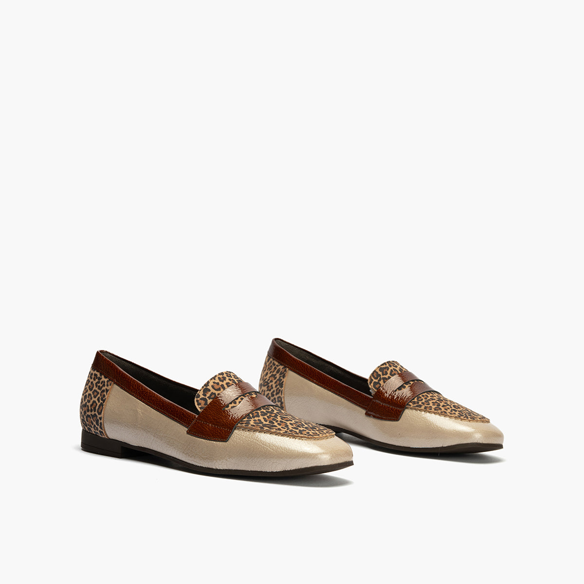 Mocasín Combinado en charol con leopardo de mujer color piedra