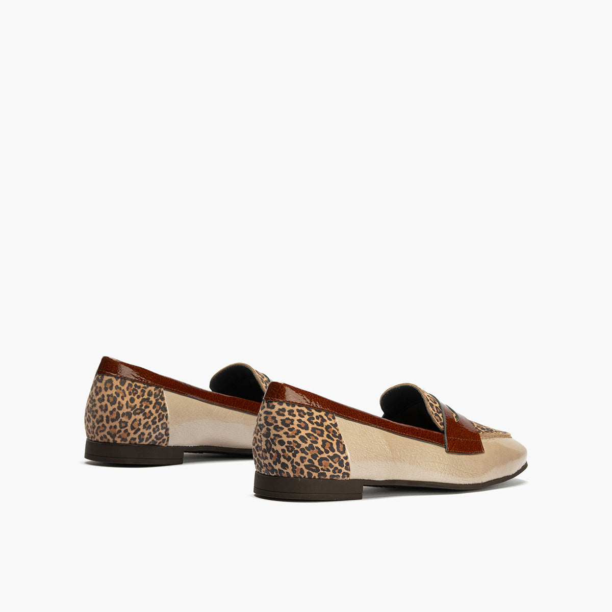 Mocasín Combinado en charol con leopardo de mujer color piedra