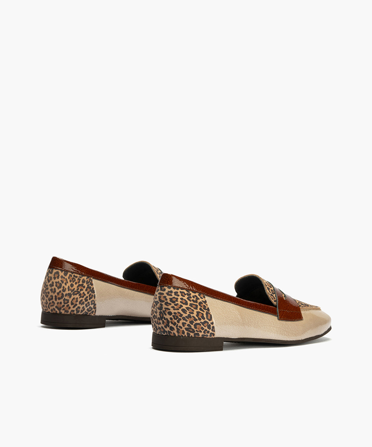 Mocasín Combinado en charol con leopardo de mujer color piedra