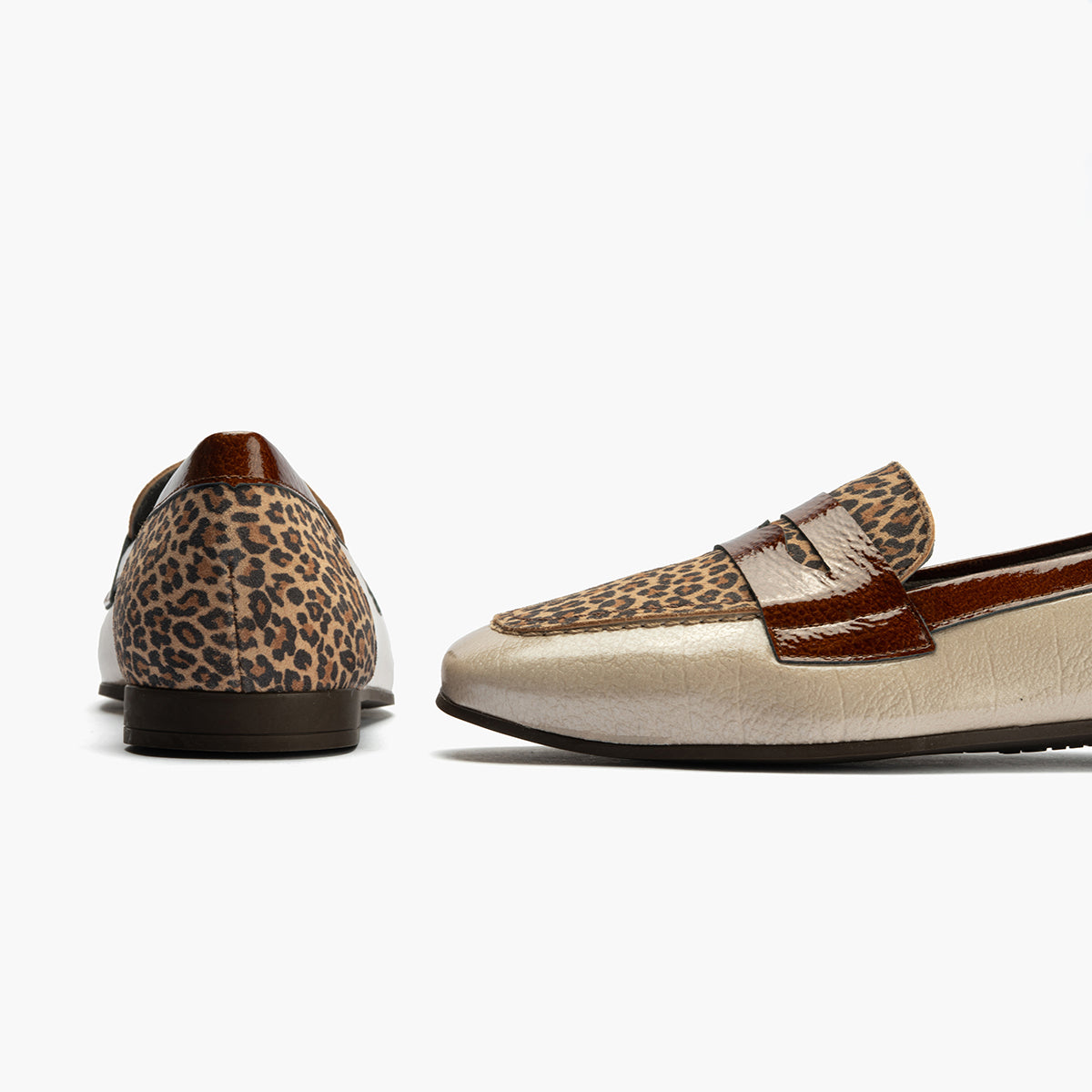 Mocasín Combinado en charol con leopardo de mujer color piedra