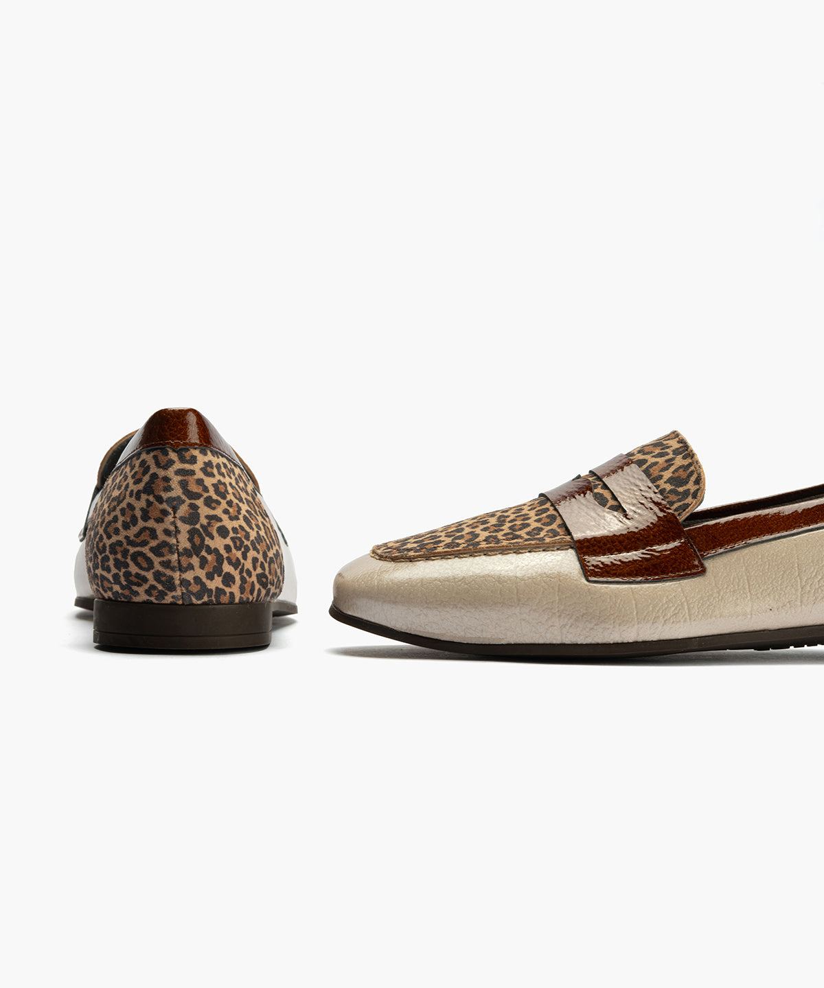Mocasín Combinado en charol con leopardo de mujer color piedra