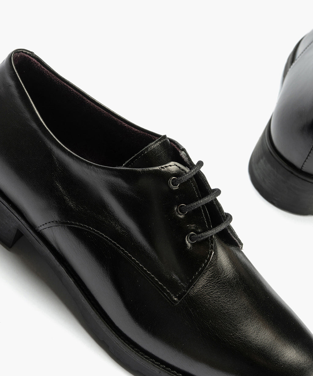 Blucher en napa con cordones de mujer color negro