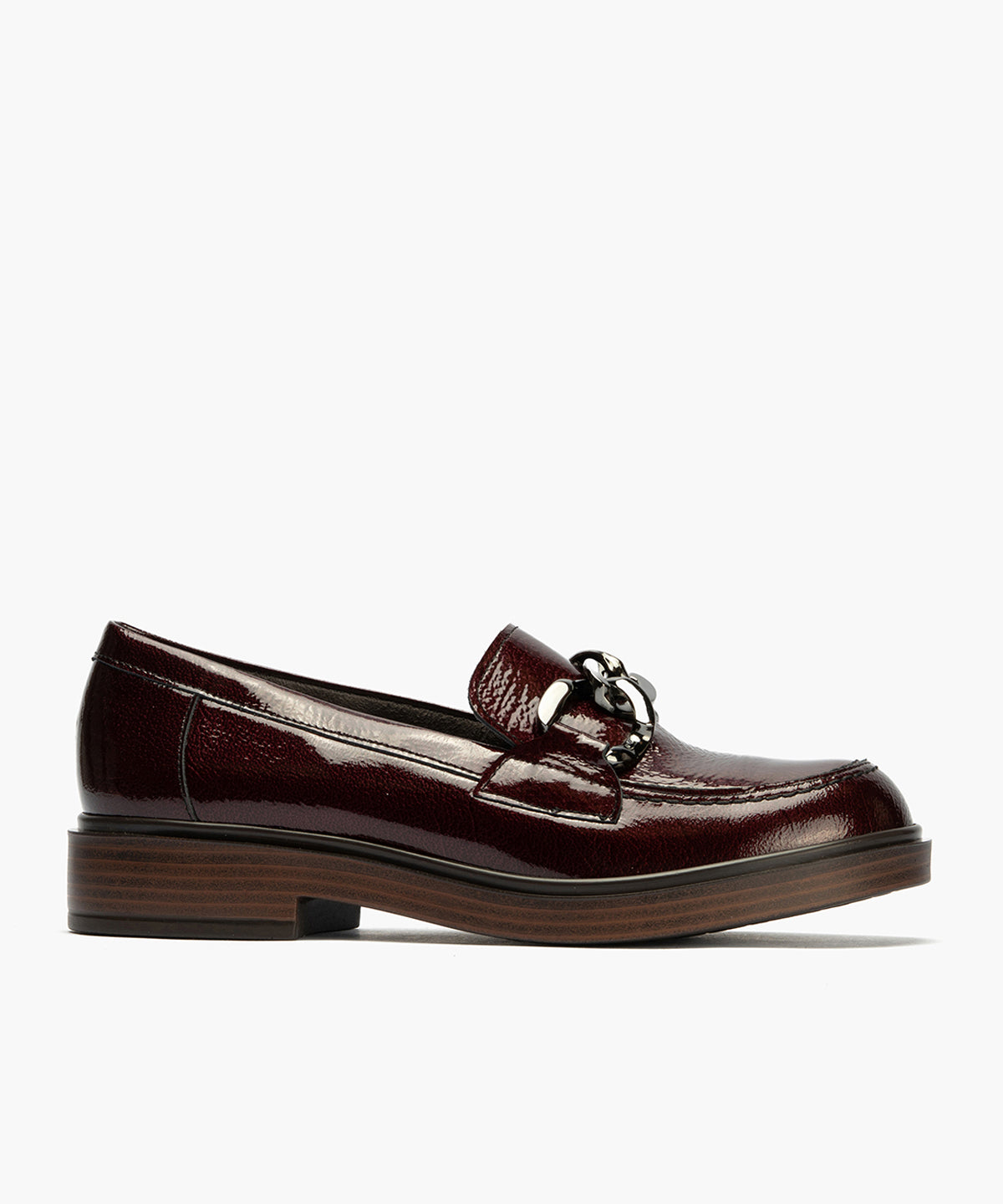 Mocasín en Charol con adorno de mujer color burdeos