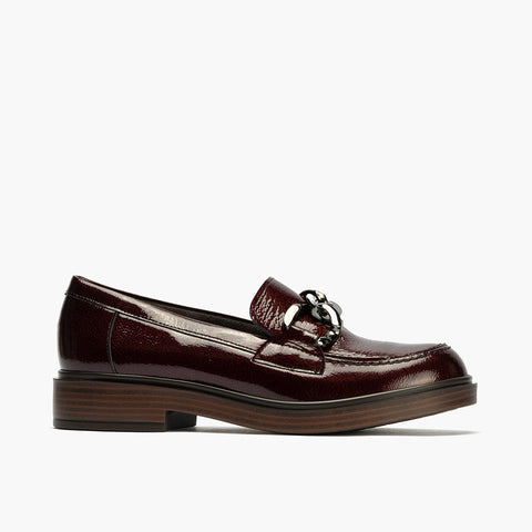 Mocasín en Charol con adorno de mujer color burdeos