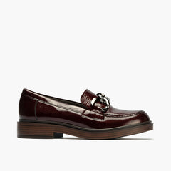 Mocasín en Charol con adorno de mujer color burdeos