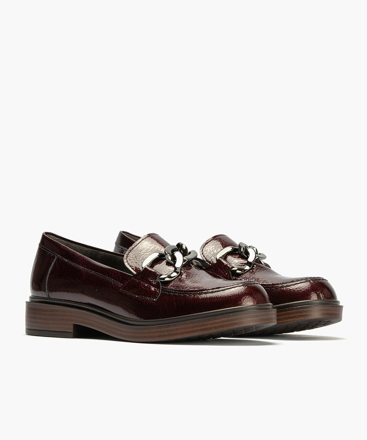 Mocasín en Charol con adorno de mujer color burdeos