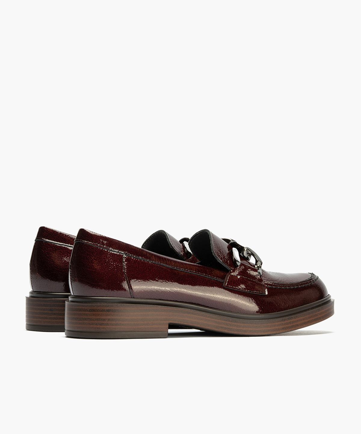 Mocasín en Charol con adorno de mujer color burdeos