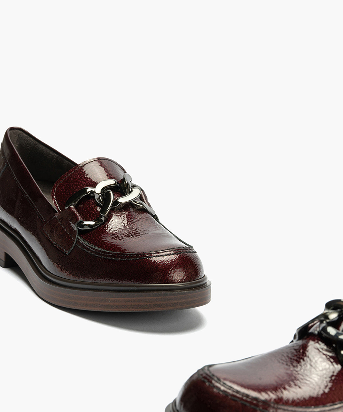 Mocasín en Charol con adorno de mujer color burdeos