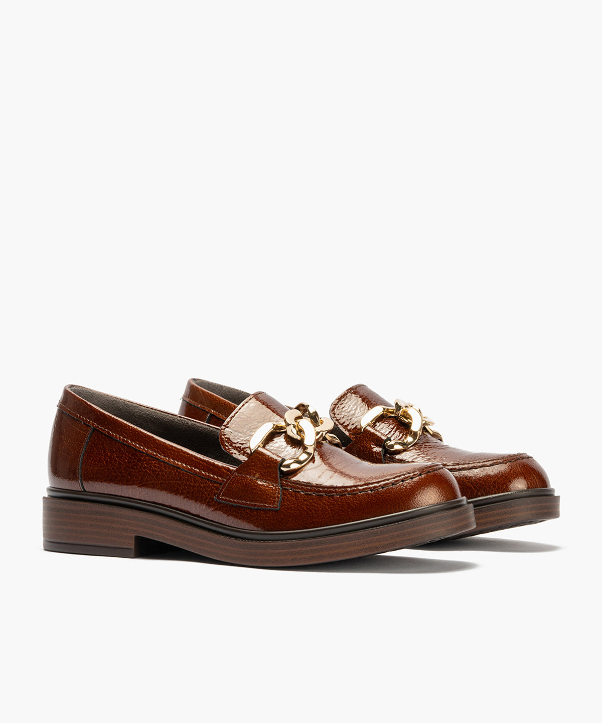 Mocasín en Charol con adorno de mujer color cuero