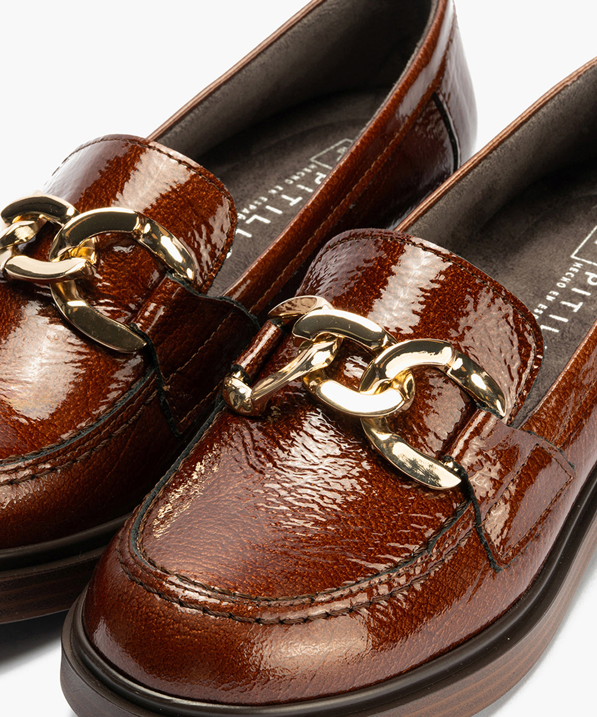 Mocasín en Charol con adorno de mujer color cuero