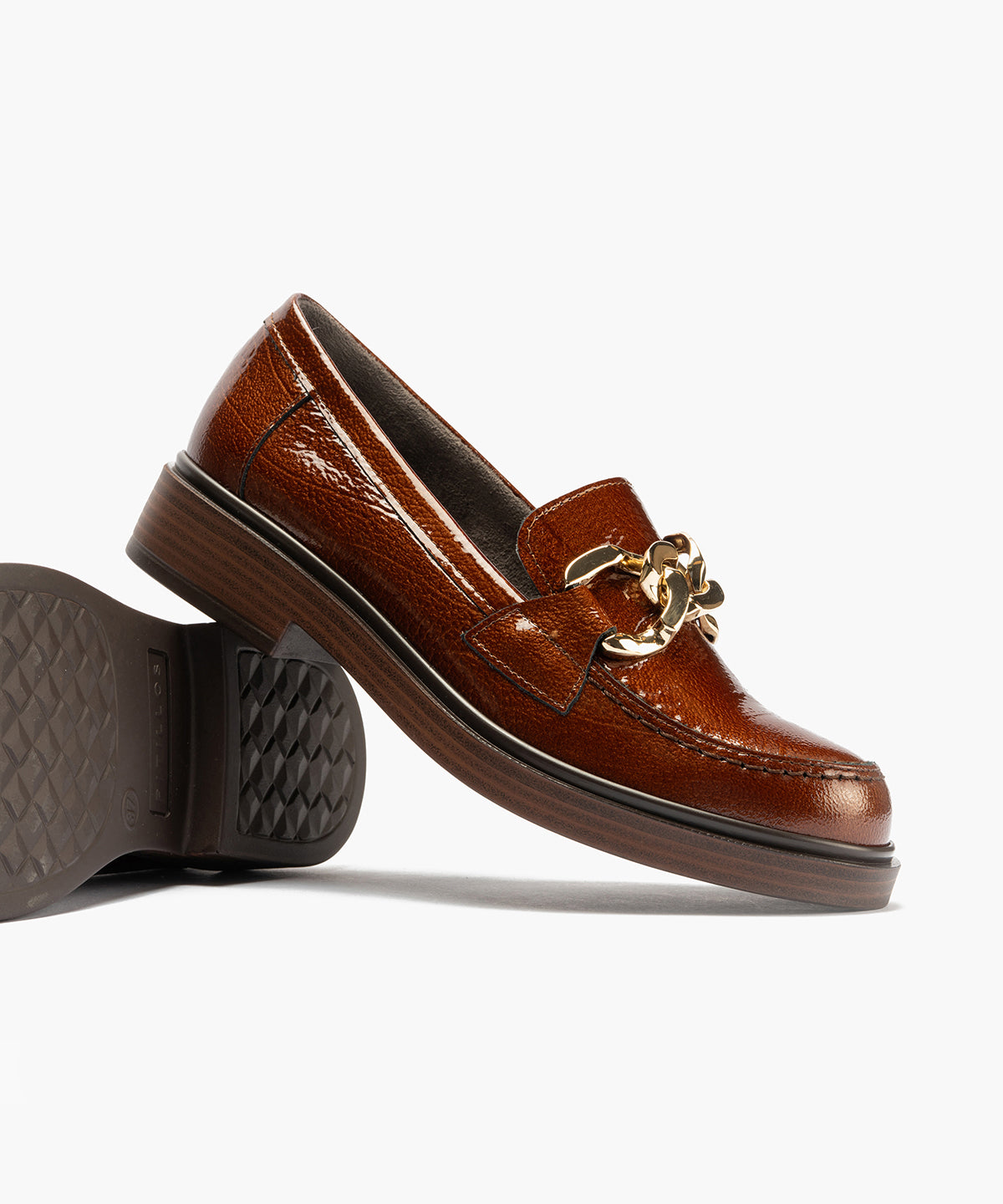 Mocasín en Charol con adorno de mujer color cuero