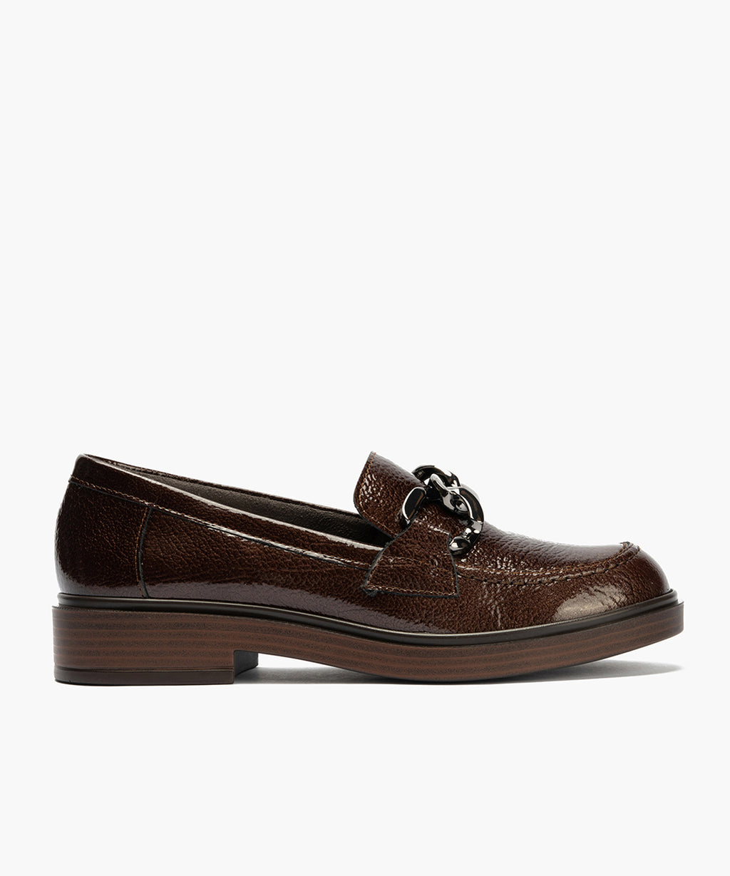 Mocasín en Charol con adorno de mujer color marron