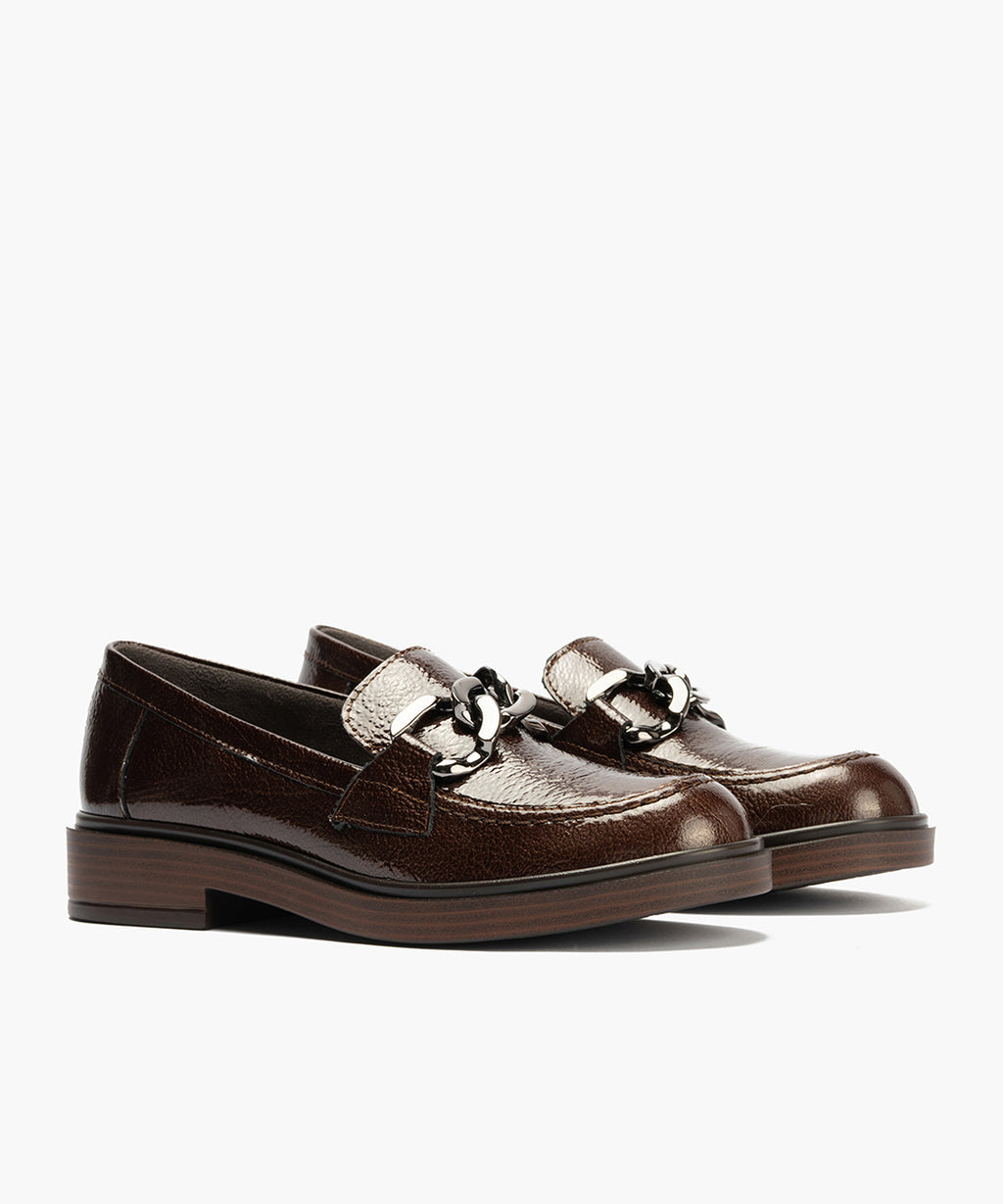 Mocasín en Charol con adorno de mujer color marron