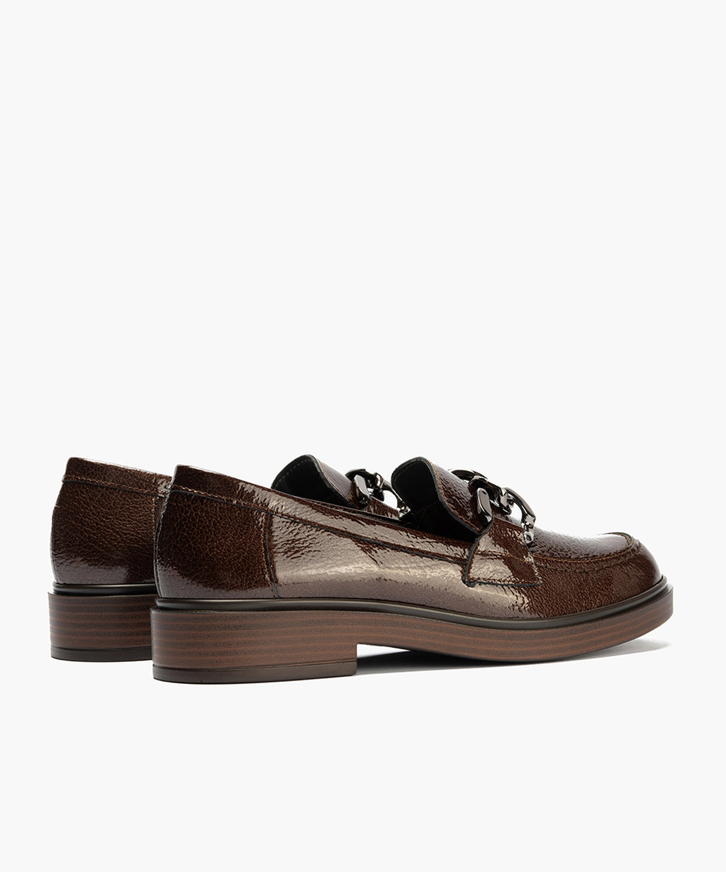 Mocasín en Charol con adorno de mujer color marron