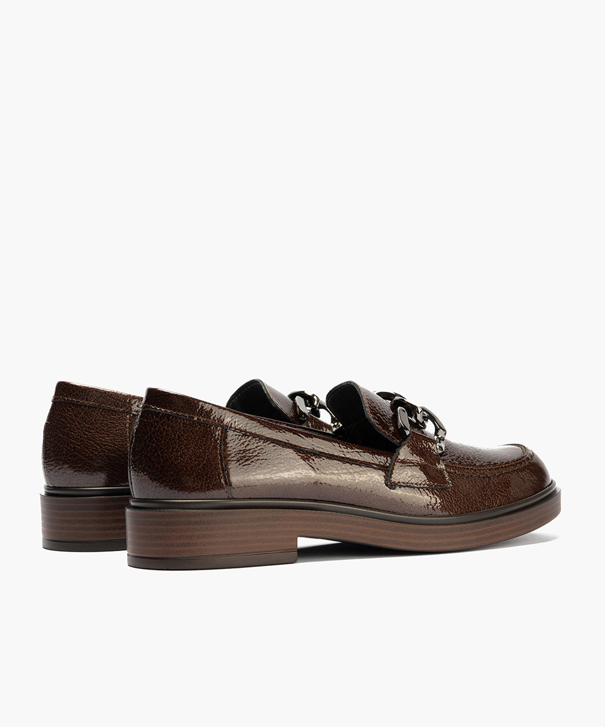 Mocasín en Charol con adorno de mujer color marron