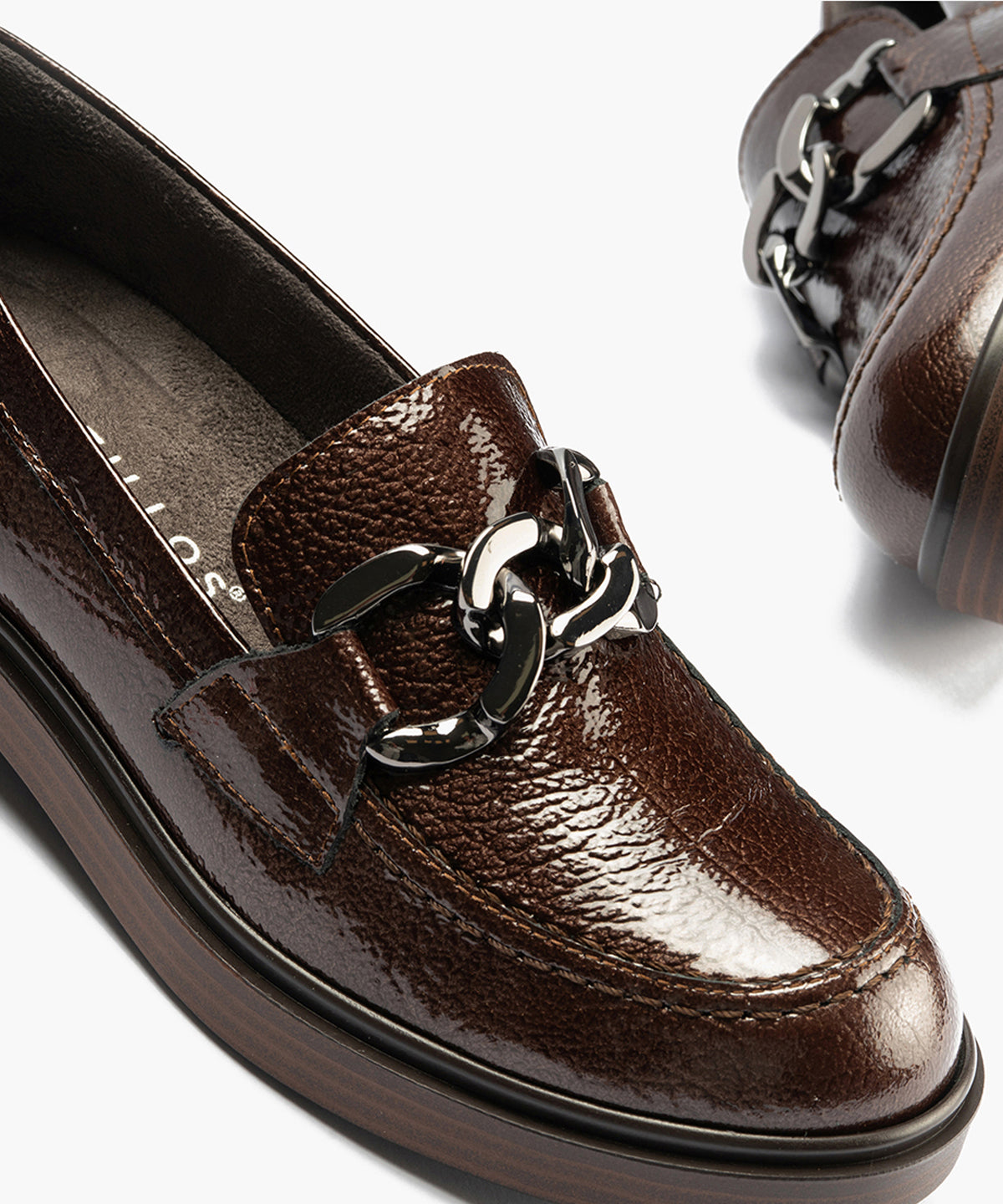 Mocasín en Charol con adorno de mujer color marron