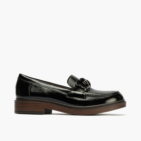 Mocasín en Charol con adorno de mujer color negro