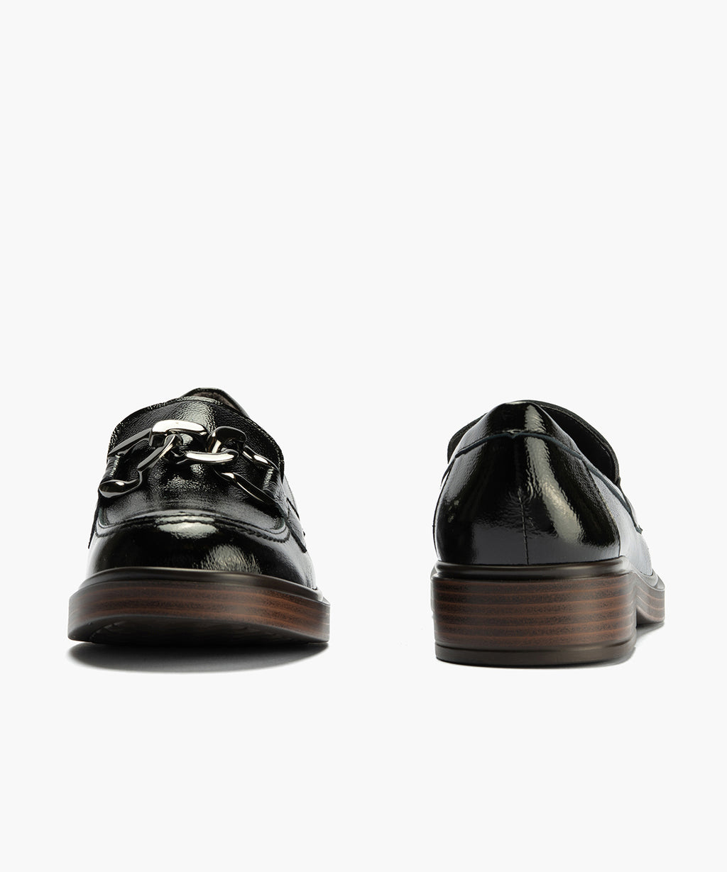 Mocasín en Charol con adorno de mujer color negro