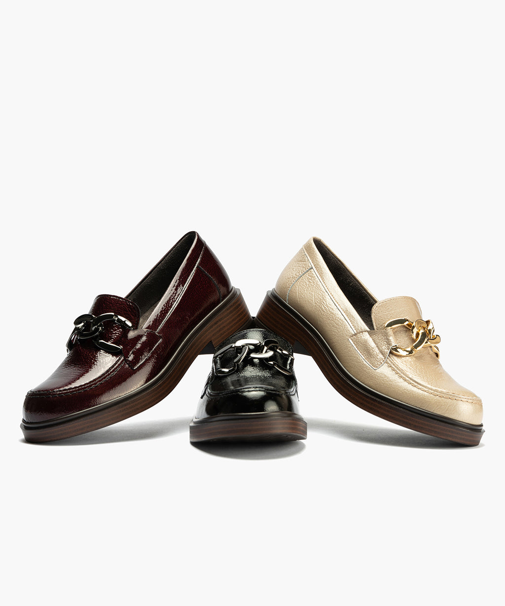 Mocasín en Charol con adorno de mujer color negro
