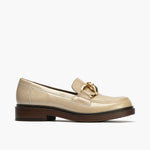 Mocasín en Charol con adorno de mujer color piedra