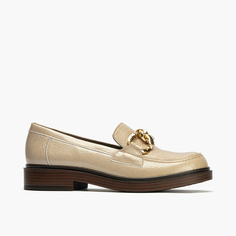 Mocasín en Charol con adorno de mujer color piedra