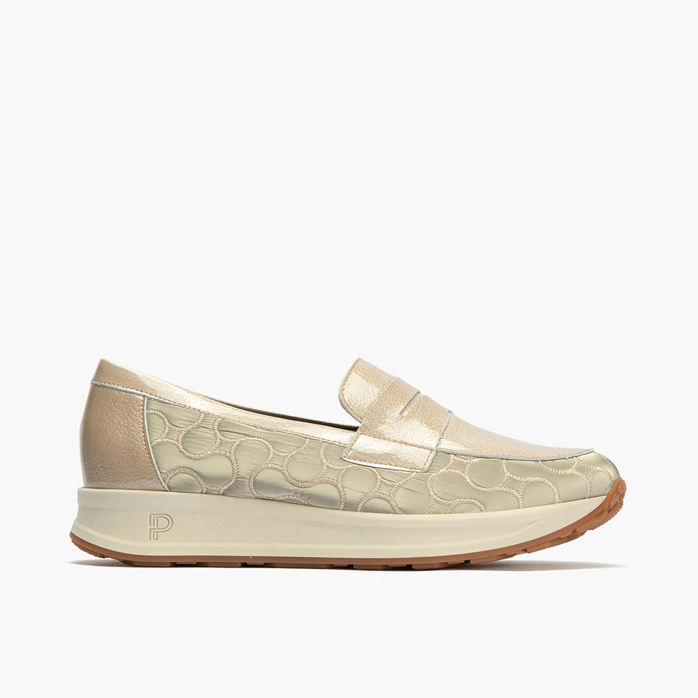 Mocasín en charol con nylon de mujer color piedra