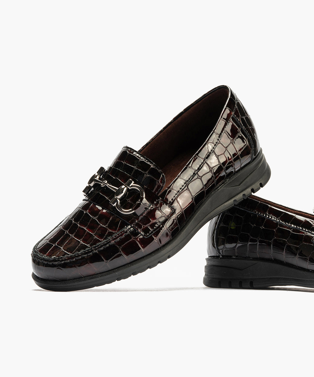 Mocasín en Coco con adorno de mujer color burdeos