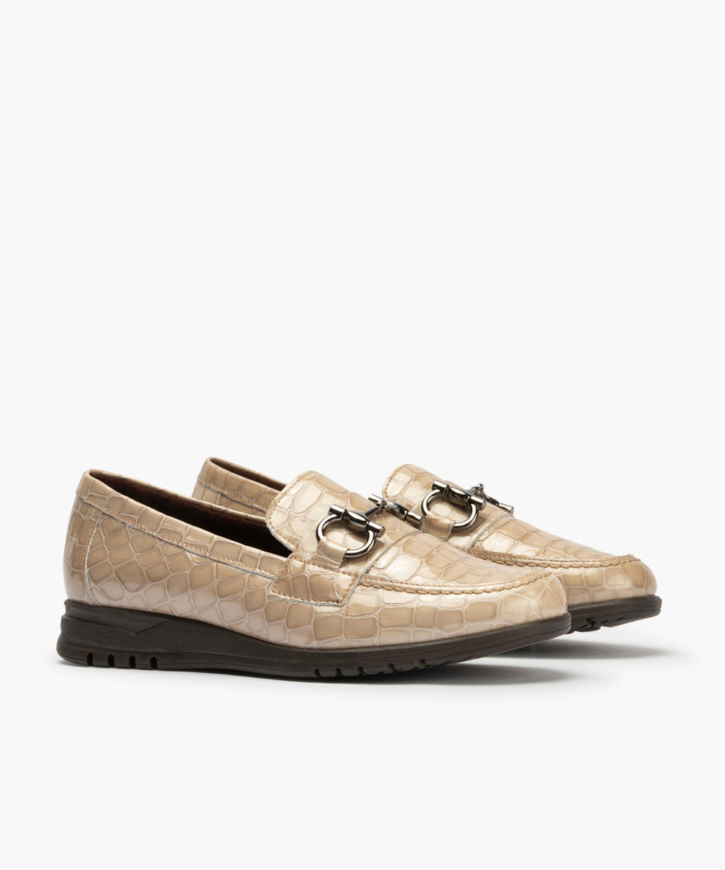 Mocasín en Coco con adorno de mujer color piedra
