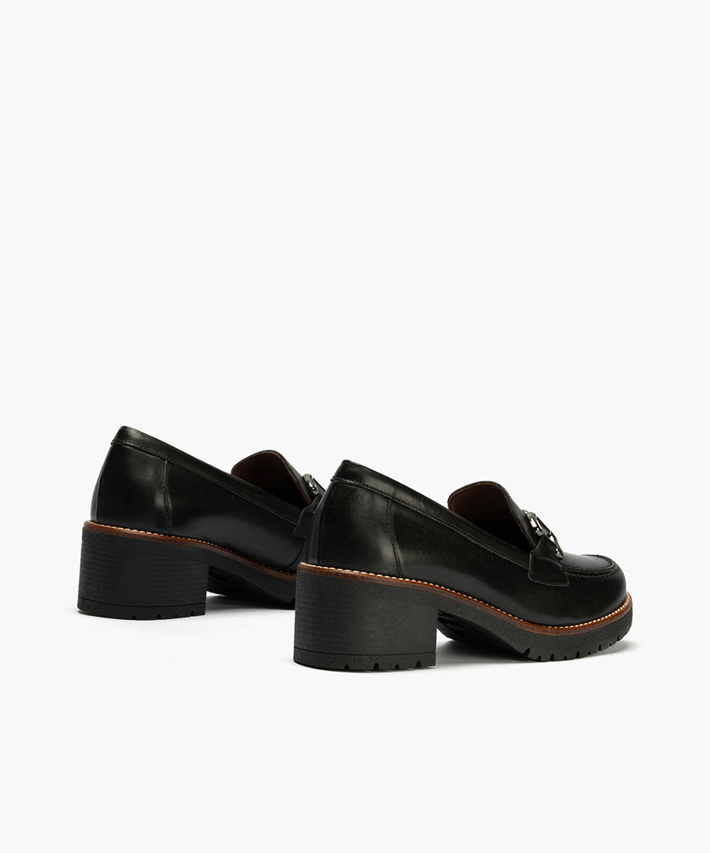 Mocasín en Napa con adorno de mujer color negro