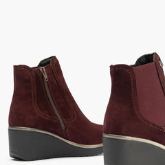Botín Chelsey en Ante con elásticos de mujer color burdeos