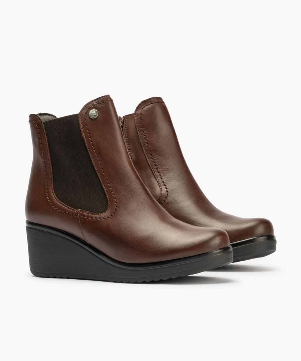 Botín Chelsey en Napa con elásticos de mujer color marron