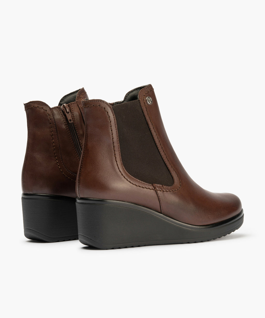 Botín Chelsey en Napa con elásticos de mujer color marron