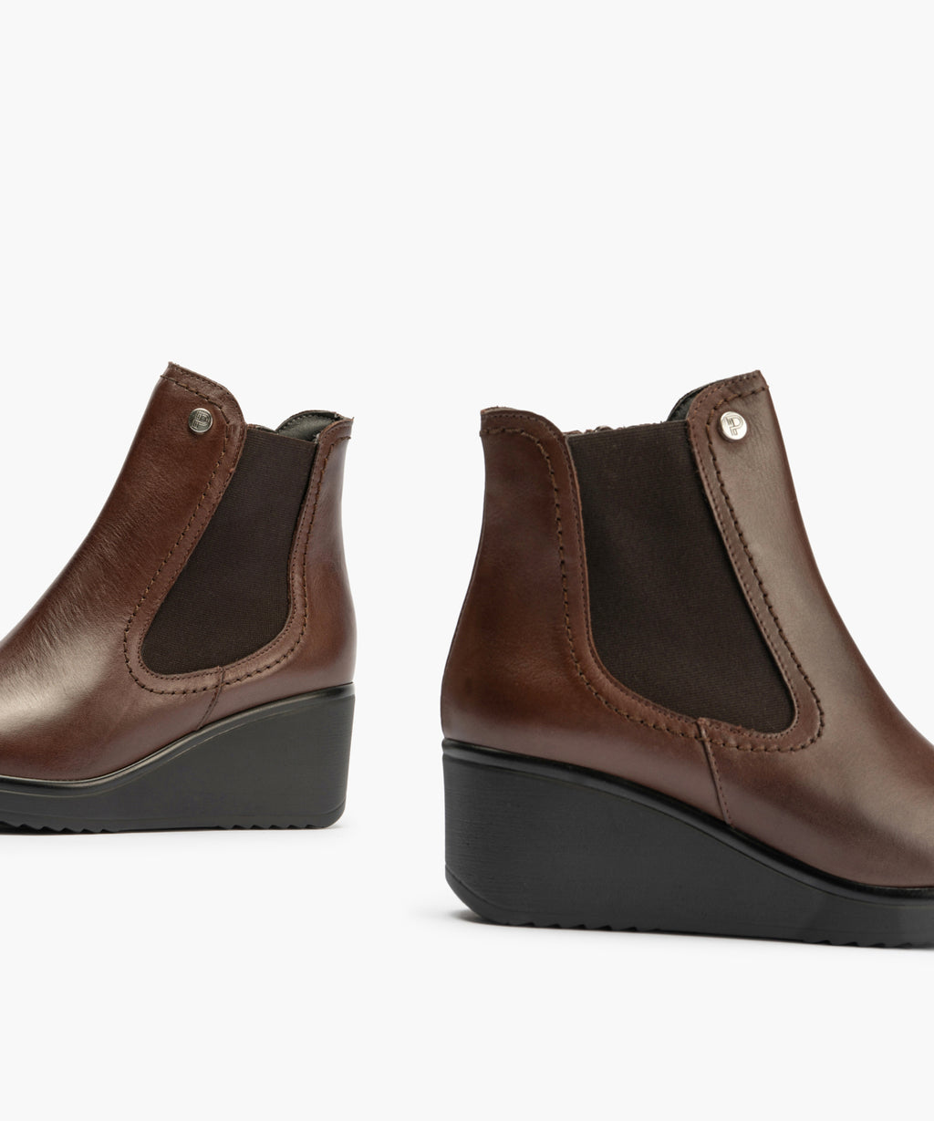 Botín Chelsey en Napa con elásticos de mujer color marron