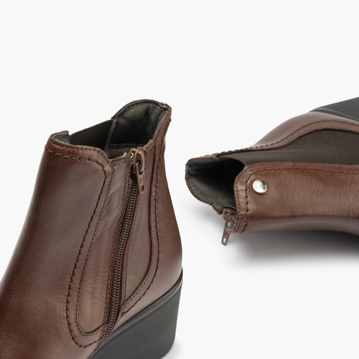 Botín Chelsey en Napa con elásticos de mujer color marron