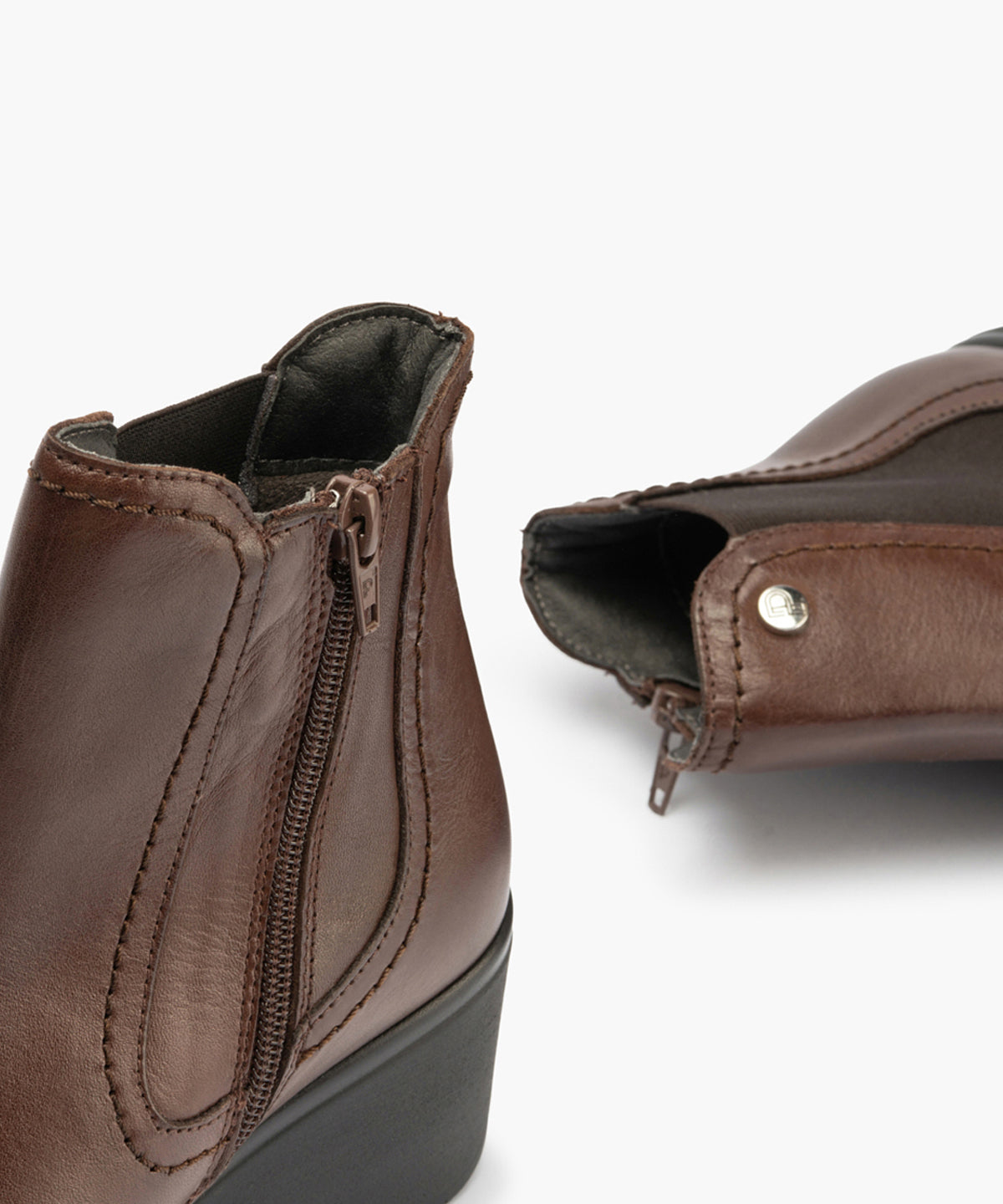 Botín Chelsey en Napa con elásticos de mujer color marron