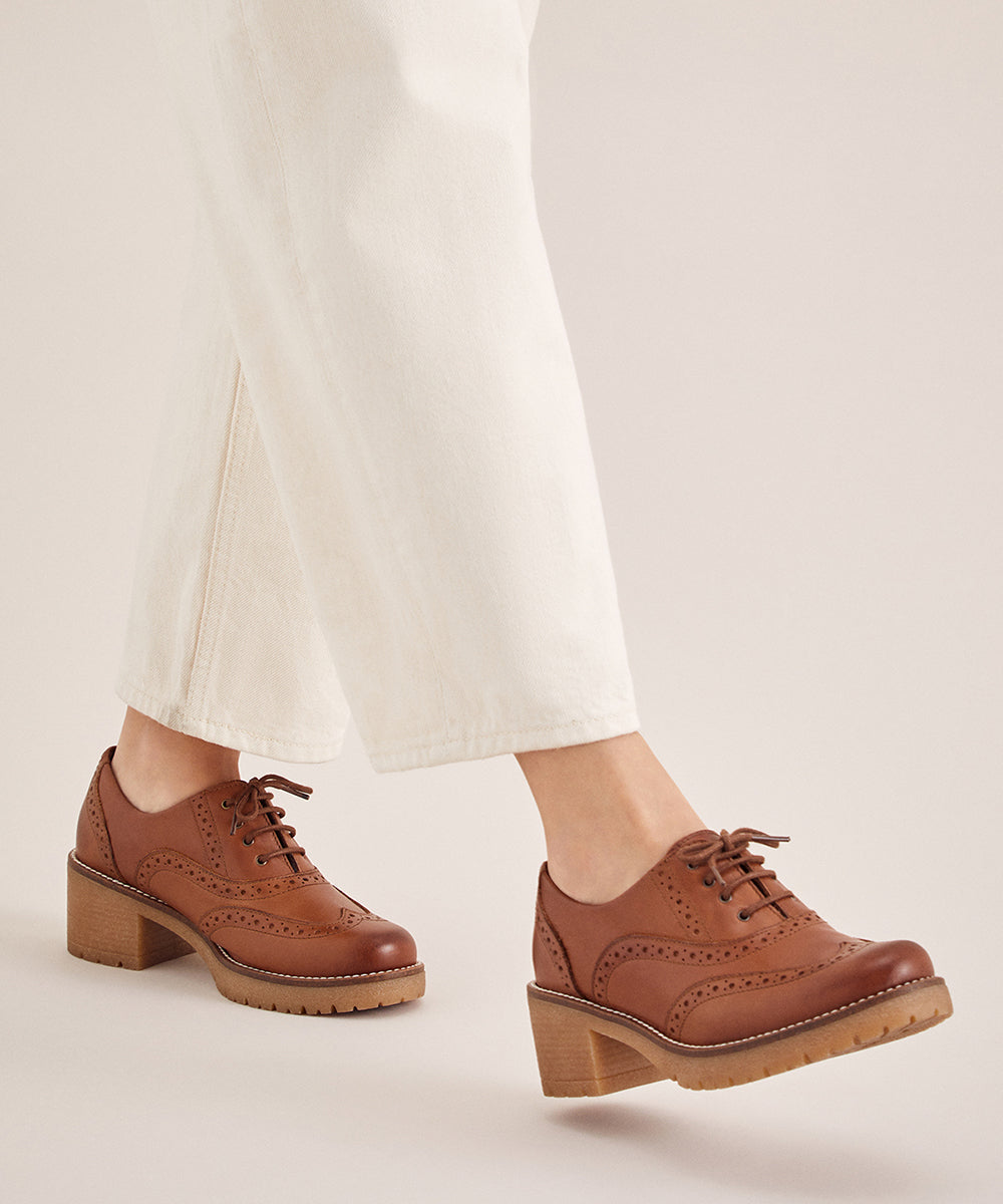 Ingles en Napa con cordones de mujer color cuero