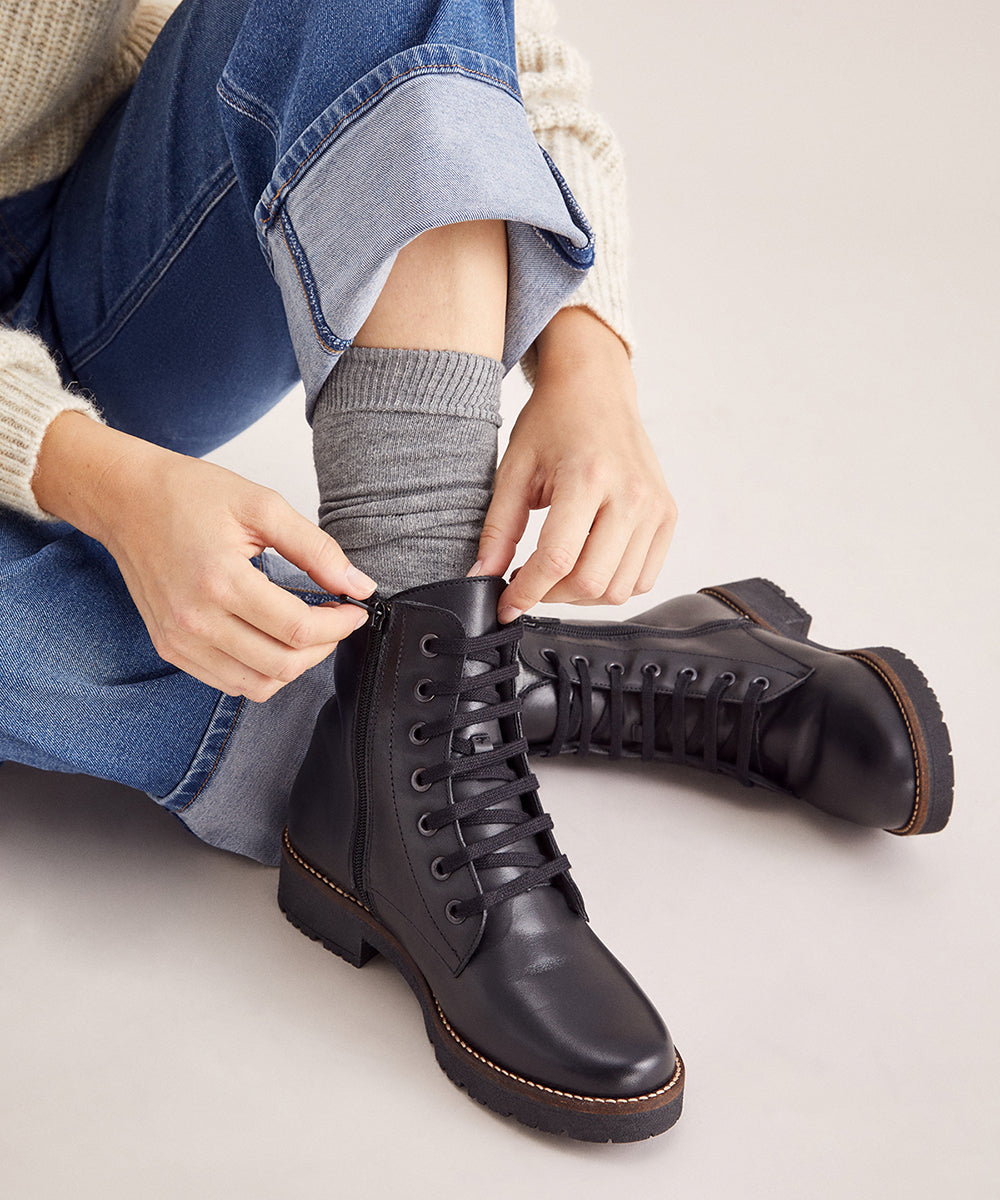 Botín Militar en Napa con cordones de mujer color negro