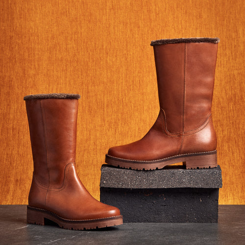 Bota con borrego de mujer color cuero