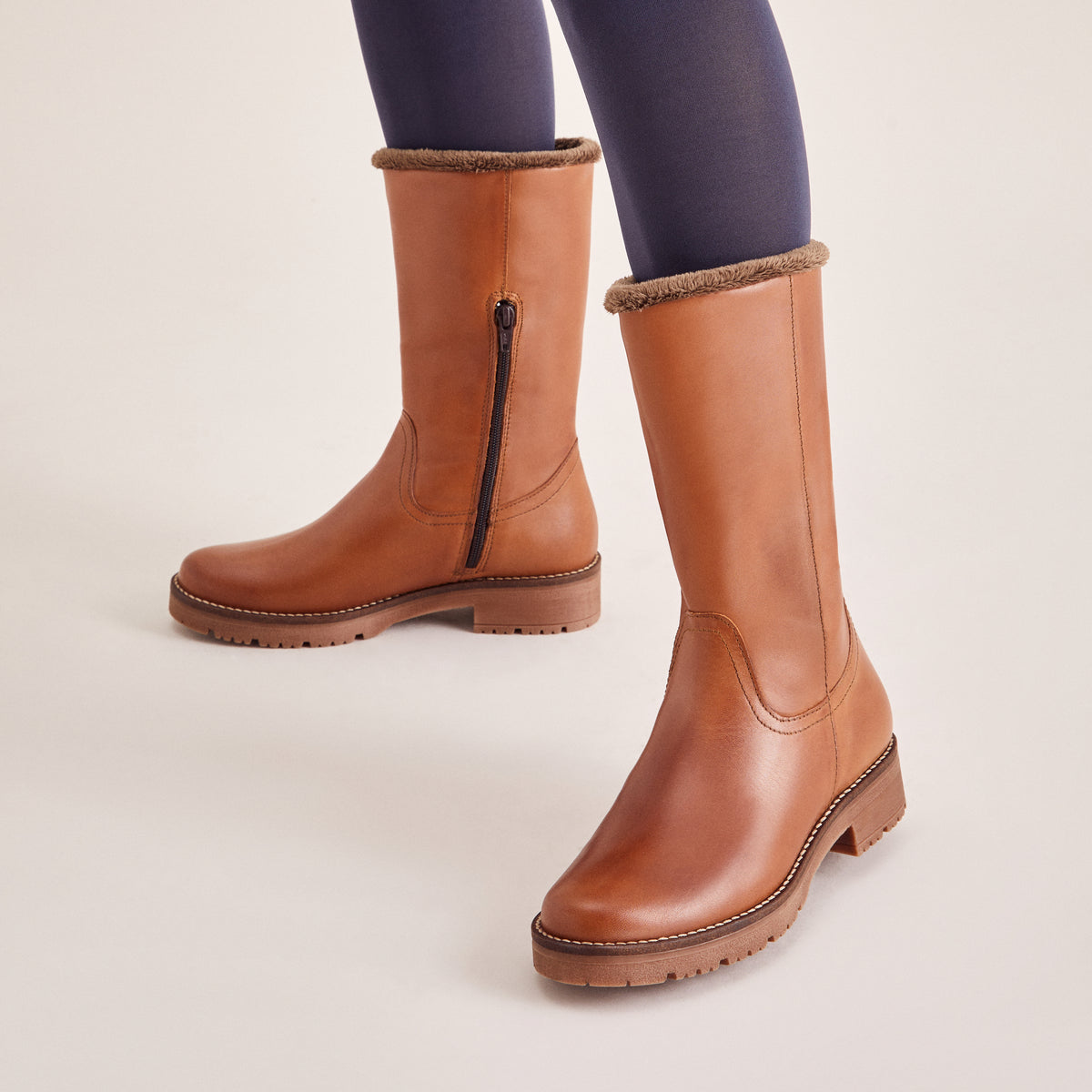 Bota con borrego de mujer color cuero