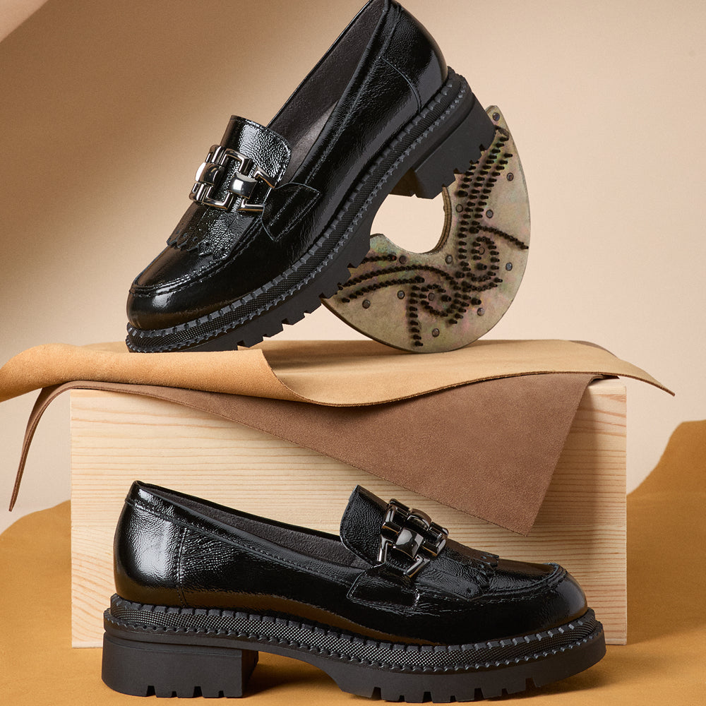 Mocasín con Flecos en Charol de mujer color negro