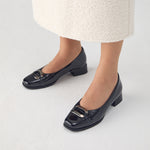 Salón de Pico en Charol con Adorno de mujer color negro