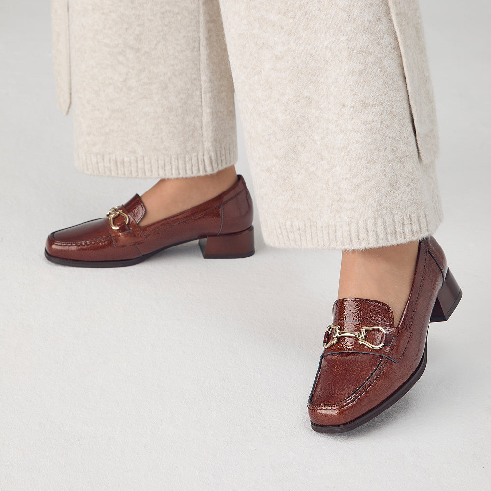 Mocasín en Charol con adorno de mujer color cuero
