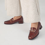 Mocasín en Charol con adorno de mujer color cuero