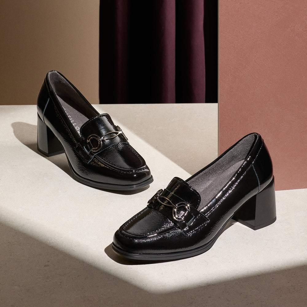 Mocasín en Charol con adorno de mujer color negro