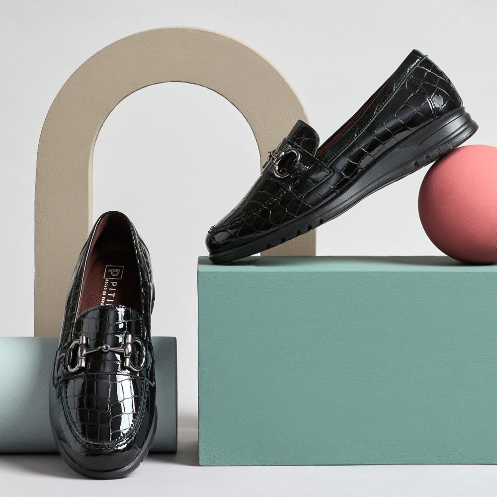 Mocasín en Coco con adorno de mujer color negro