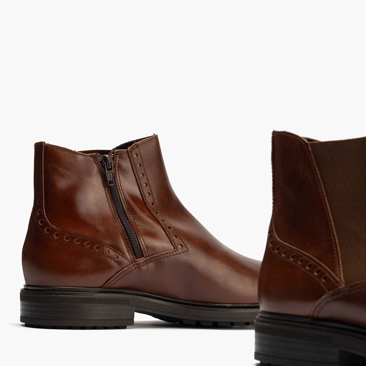 Botin Chelsey hombre con elasticos color cuero