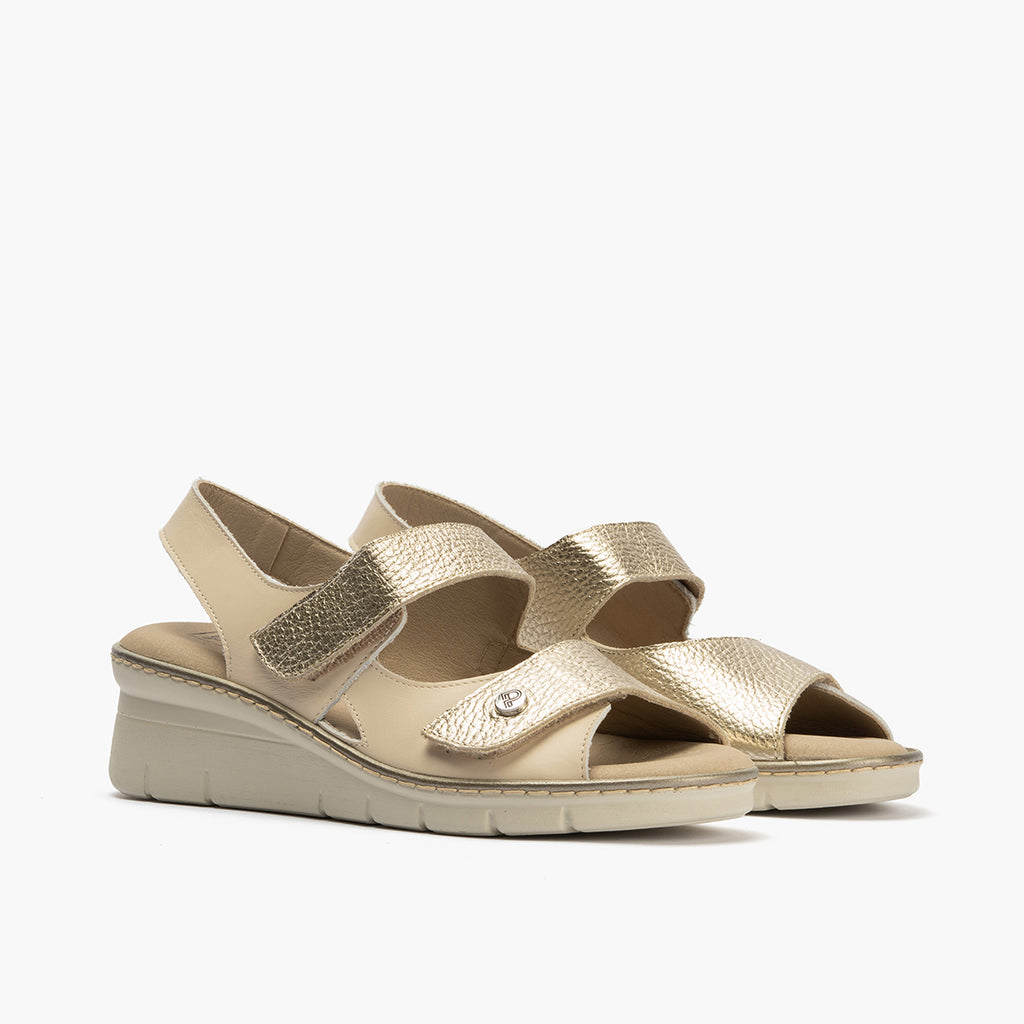 Sandalia plana con velcros en piel napa y piel napa bombeada Crema