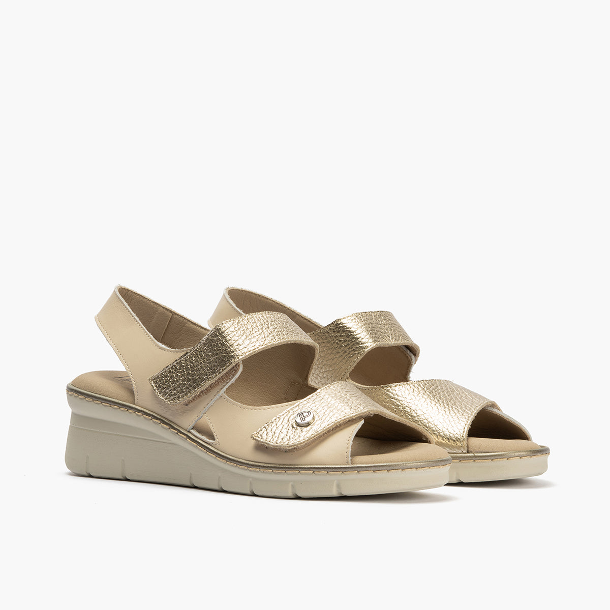 Sandalia plana con velcros en piel napa y piel napa bombeada Crema